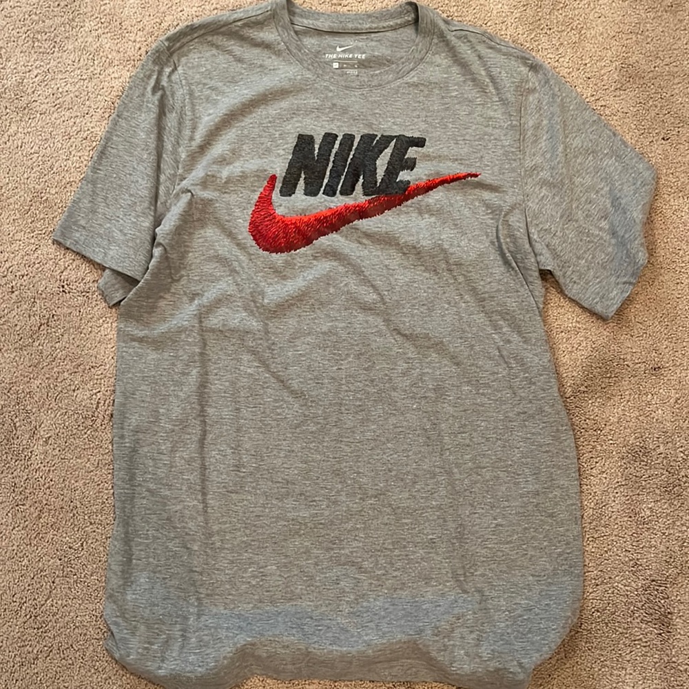 Men’s The Nike Tee - Gray - Large Tall - Like New